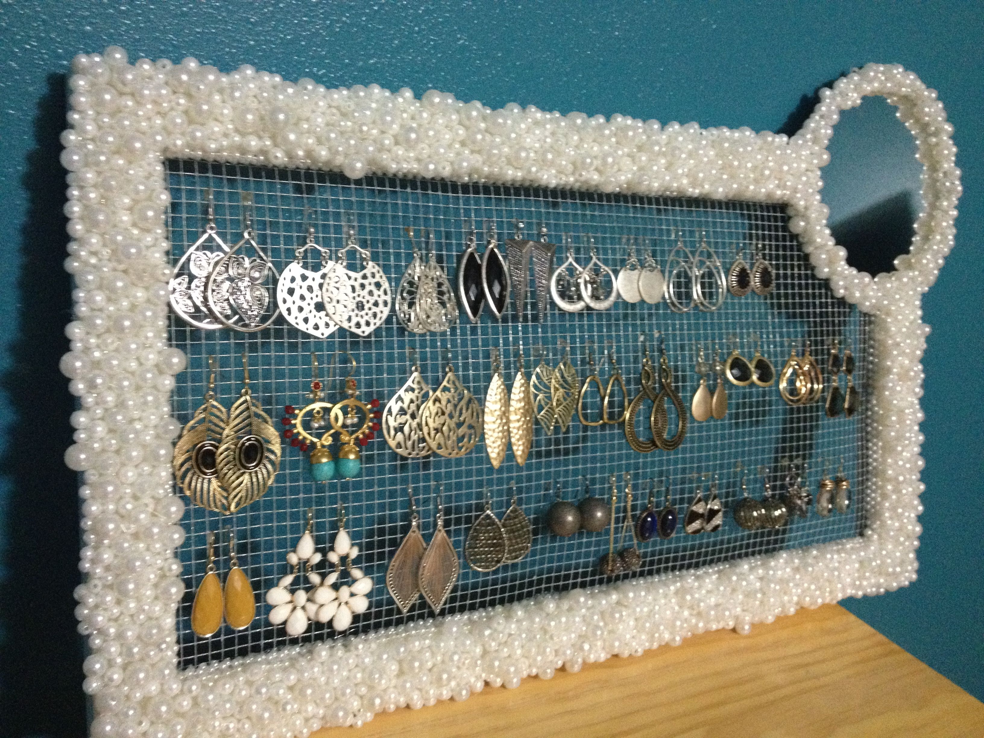 Chicken wire jewelry organizer